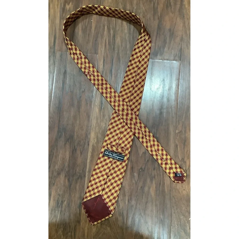 Salvatore Ferragamo Neck Tie Beautiful 100%Silk Made in Italy